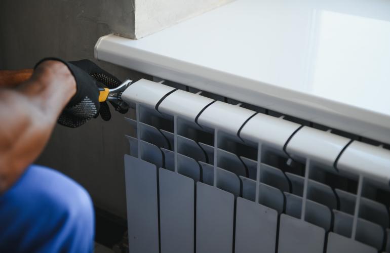 Hoe maak ik een radiatorombouw met radiatorpanelen